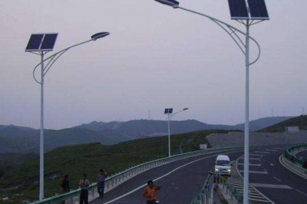 50瓦太阳能路灯6米杆一般多少钱一盏