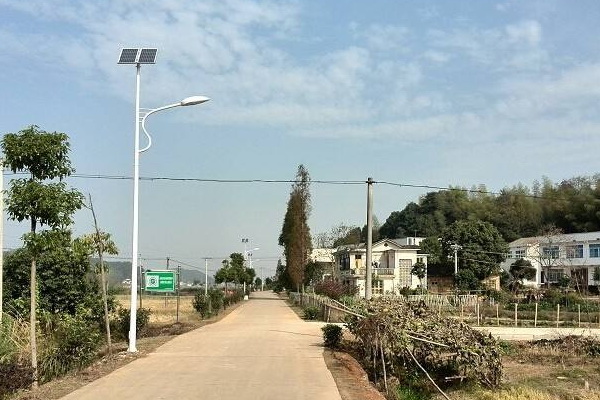 一套太阳能路灯价格一般多少钱？