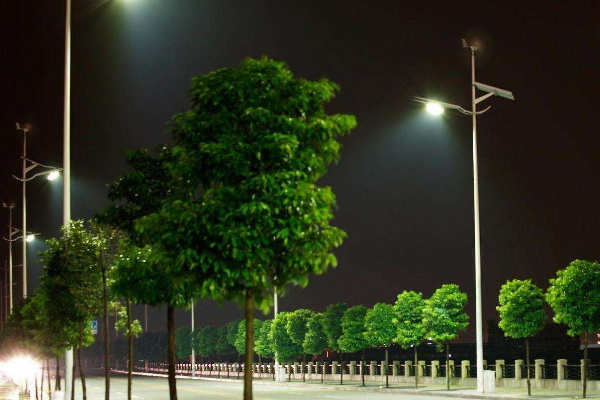 太阳能一体路灯报价通常多少钱一套